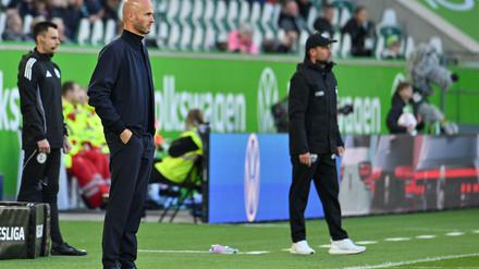 Genießt vorerst noch Rückendeckung: VfL Wolfsburgs Trainer Paul Simonis (l).