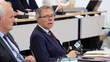 Der Beigeordnete für Finanzen, Investitionen und Controlling, Burkhard Exner (SPD). Daneben: Sein für den Baubereich zuständiger Kollege Bernd Rubelt (parteilos).