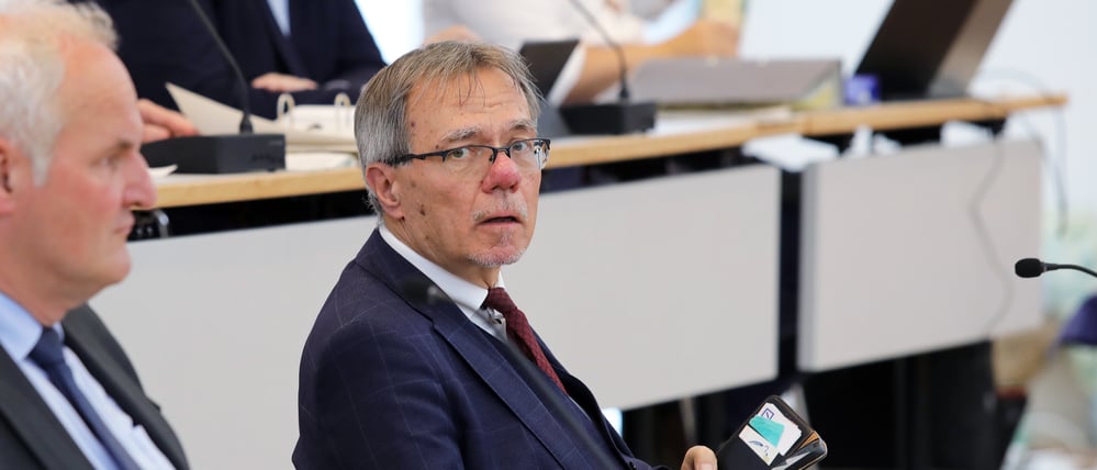 Der Beigeordnete für Finanzen, Investitionen und Controlling, Burkhard Exner (SPD). Daneben: Sein für den Baubereich zuständiger Kollege Bernd Rubelt (parteilos).