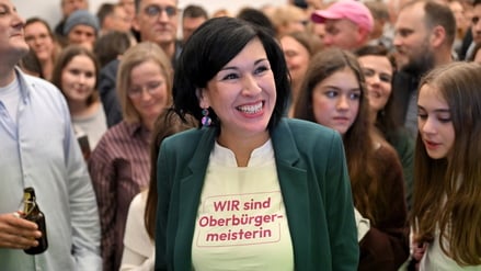 Die parteilose Noosha Aubel setzte sich in der Stichwahl am 12. Oktober deutlich durch und gewinnt in allen Wahlbezirken.