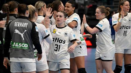 Deutschlands Spielerinnen in weißen Shorts.