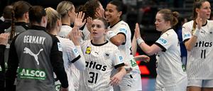 Deutschlands Spielerinnen in weißen Shorts.