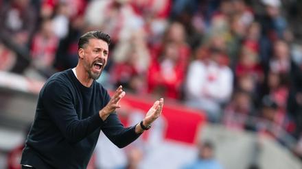 Augsburg-Trainer Sandro Wagner ist in dieser Saison bereits dreimal verwarnt worden. (Archivfoto)
