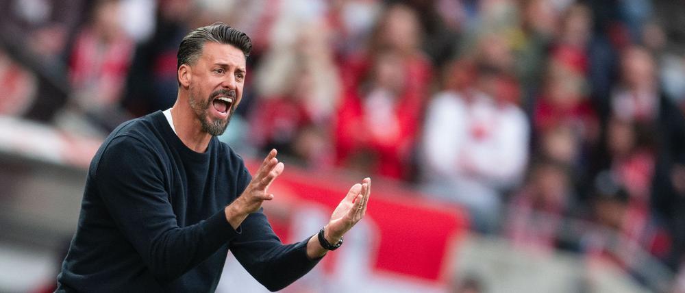 Augsburg-Trainer Sandro Wagner ist in dieser Saison bereits dreimal verwarnt worden. (Archivfoto)