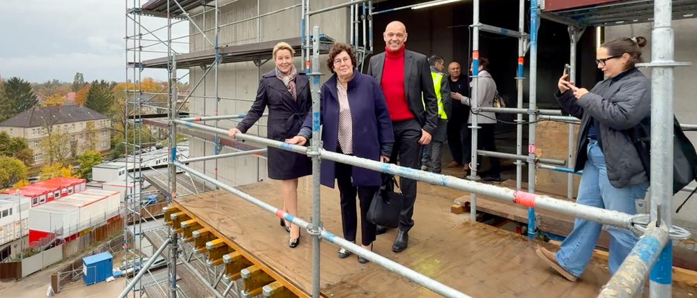 Richtfest des Dahlemer Innovationszentrums FUBIC: Der Rohbau steht, jetzt wird mit dem Innenausbau begonnen. Wirtschaftssenatorin Franziska Giffey (SPD), Wista-Geschäftsführer Roland Sillmann und Steglitz-Zehlendorfs Bezirksbürgermeisterin Maren Schellenberg (Grüne) sind vom Zukunftsort FUBIC begeistert. Sie bewunderten vom neuen fünften Stockwerk aus den Blick auf den verregneten Berliner Südwesten.