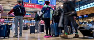 ARCHIV - 22.09.2025, Brandenburg, Schönefeld: Fluggäste informieren sich an den Abflugtafeln im Terminal 1 des Flughafens Berlin Brandenburg. (zu dpa: «BER bindet Airlines nach Cyberangriff wieder an IT-System an») Foto: Michael Ukas/dpa +++ dpa-Bildfunk +++