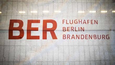 Die Baustelle des Flughafen Berlin Brandenburg  BER  am 16. Februar 2018 in Schönefeld bei Berlin. Ein Bauzaun mit dem Banner des Flughafens Berlin Brandenburg