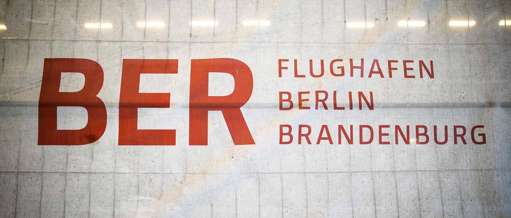 Die Baustelle des Flughafen Berlin Brandenburg  BER  am 16. Februar 2018 in Schönefeld bei Berlin. Ein Bauzaun mit dem Banner des Flughafens Berlin Brandenburg
