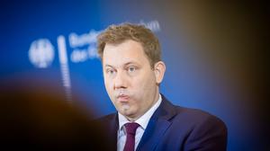 Lars Klingbeil (SPD), Bundesminister der Finanzen, nimmt an einer Pressekonferenz zur Sitzung des Arbeitskreises Steuerschätzung im Bundesfinanzministerium teil.