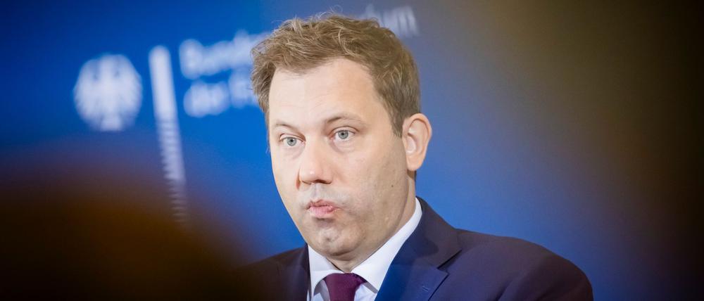 Lars Klingbeil (SPD), Bundesminister der Finanzen, nimmt an einer Pressekonferenz zur Sitzung des Arbeitskreises Steuerschätzung im Bundesfinanzministerium teil.