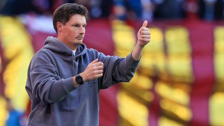 Daumen hoch: HSV-Cheftrainer Merlin Polzin kann derzeit mit seiner Mannschaft zufrieden sein. (Archivbild)