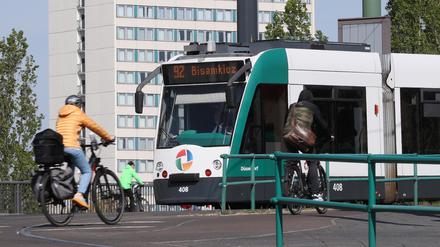 Fahrradfahrerin in Tramgleise gefahren.
