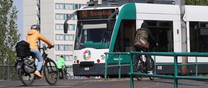 Fahrradfahrerin in Tramgleise gefahren.