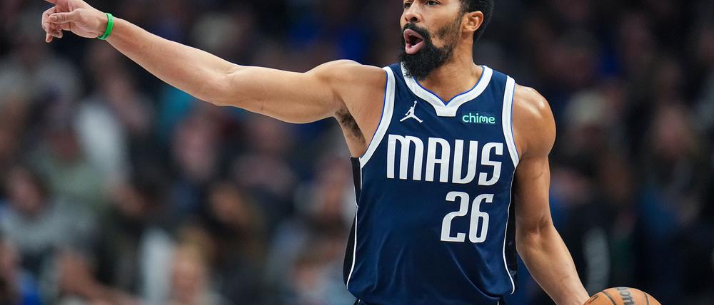 Von der NBA in die Bundesliga: Basketball-Routinier Spencer Dinwiddie heuert beim FC Bayern an. (Archivbild)