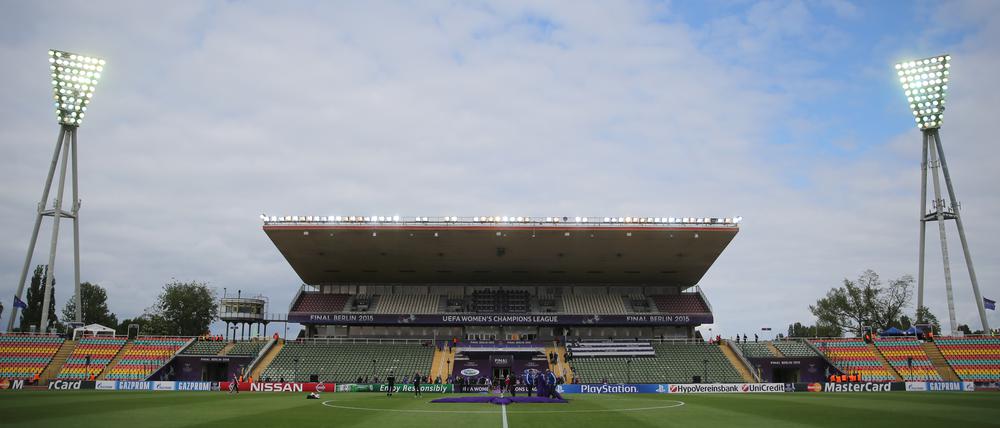 Der Senat lässt Lichtmasten im Jahn-Sportpark abreißen - mithilfe von Sprengstoff.