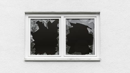 Zerbrochene Fensterscheiben in einem Wohnhaus.