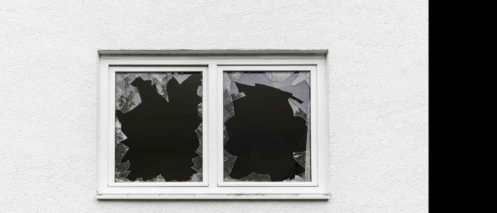 Zerbrochene Fensterscheiben in einem Wohnhaus.
