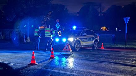 Einsatzkräfte der Polizei stehen an einer abgesperrten Straße. Im bayerischen Erding ist es am Mittwochabend zu einem größeren Polizeieinsatz gekommen.