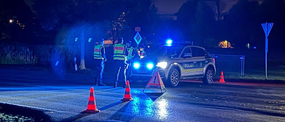Einsatzkräfte der Polizei stehen an einer abgesperrten Straße. Im bayerischen Erding ist es am Mittwochabend zu einem größeren Polizeieinsatz gekommen.
