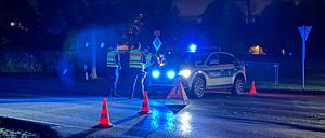Einsatzkräfte der Polizei stehen an einer abgesperrten Straße. Im bayerischen Erding ist es am Mittwochabend zu einem größeren Polizeieinsatz gekommen.