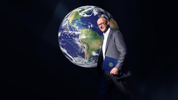 Friedrich Merz vor einer Weltkugel (Montage)