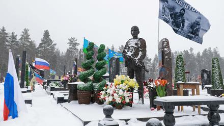 Gräber von im Ukrainekrieg gefallenen russischen Soldaten auf einem Friedhof in Sankt Petersburg. 