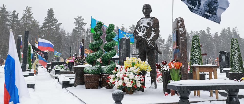 Gräber von im Ukrainekrieg gefallenen russischen Soldaten auf einem Friedhof in Sankt Petersburg. 