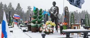 Gräber von im Ukrainekrieg gefallenen russischen Soldaten auf einem Friedhof in Sankt Petersburg.