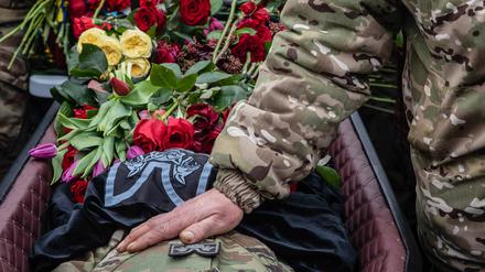 Ein Soldat am Sarg eines im Ukraine-Krieg gefallenen Soldaten (Symbolfoto).