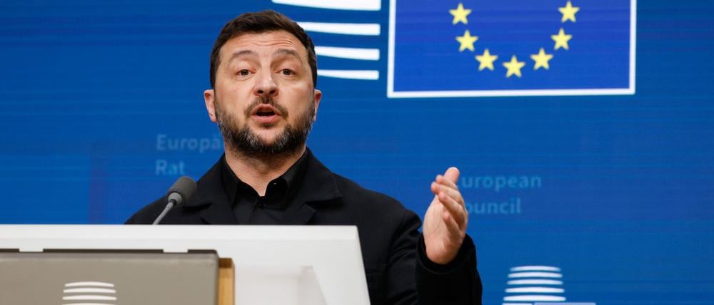 Der ukrainische Staatschef Wolodymyr Selenskyj hat bei einer Pressekonferenz in Brüssel China eine Unterstützung von Russland vorgeworfen.