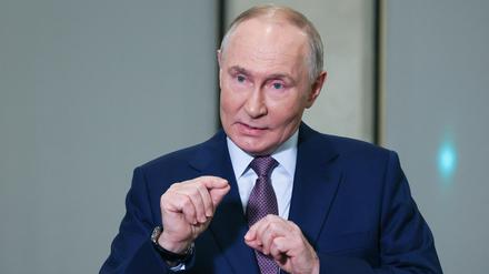 Der russische Präsident Wladimir Putin spricht nach der Teilnahme an einer Sitzung der Russischen Geografischen Gesellschaft in Moskau am 23. Oktober 2025 mit den Medien.