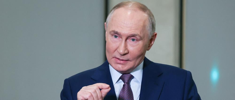 Der russische Präsident Wladimir Putin spricht nach der Teilnahme an einer Sitzung der Russischen Geografischen Gesellschaft in Moskau am 23. Oktober 2025 mit den Medien.