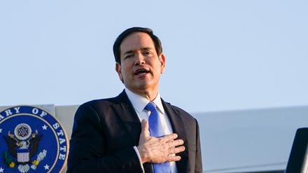 US-Außenminister Marco Rubio gestikuliert am internationalen Flughafen Ben-Gurion (Archivbild).