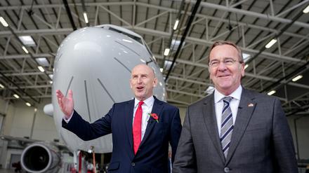 Boris Pistorius (SPD), Bundesminister der Verteidigung, und John Healey, Verteidigungsminister von Großbritannien, verabschieden sich auf der Royal Airbase in Lossiemouth vor dem Seefernaufklärer Poseidon P8.