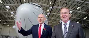 Boris Pistorius (SPD), Bundesminister der Verteidigung, und John Healey, Verteidigungsminister von Großbritannien, verabschieden sich auf der Royal Airbase in Lossiemouth vor dem Seefernaufklärer Poseidon P8.