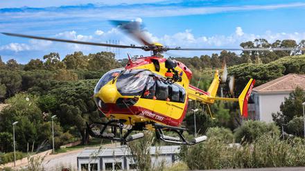 Zur Suche nach dem zunächst vermissten Deutschen waren zwölf Feuerwehrleute, sechs spezielle Wasserretter und ein Hubschrauber im Einsatz (Symbolbild).