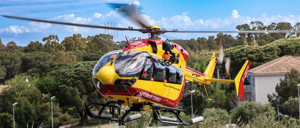 Zur Suche nach dem zunächst vermissten Deutschen waren zwölf Feuerwehrleute, sechs spezielle Wasserretter und ein Hubschrauber im Einsatz (Symbolbild).