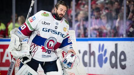 Torhüter Jake Hildebrand konnte die Niederlage der Eisbären Berlin beim EHC Red Bull München nicht verhindern. (Archivbild)