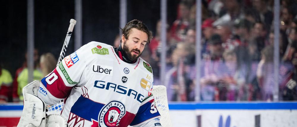 Torhüter Jake Hildebrand konnte die Niederlage der Eisbären Berlin beim EHC Red Bull München nicht verhindern. (Archivbild)