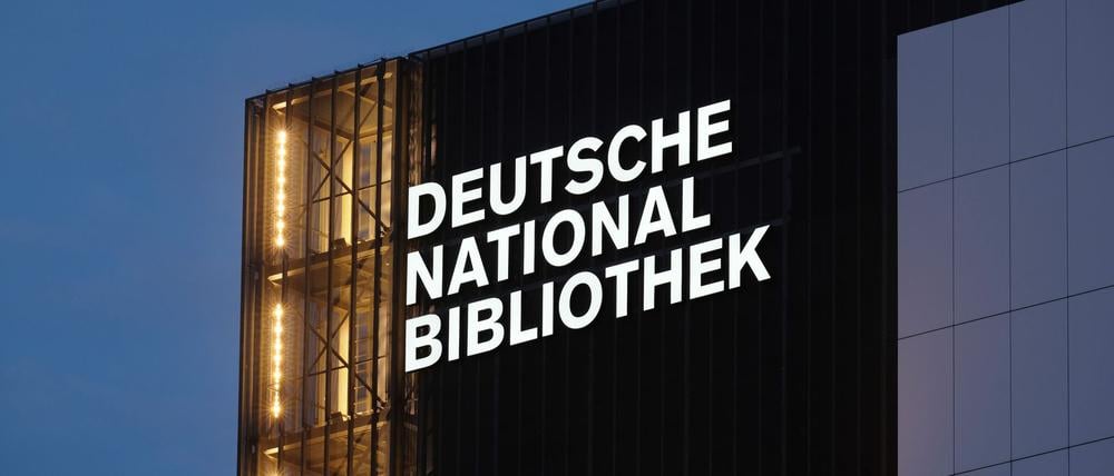Der Schriftzug "Deutsche Nationalbibliothek" (DNB) leuchtet an einem 55 Meter hohen Gebäude der früheren Deutschen Bücherei. (Archivbild)