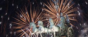 Seit vielen Jahren gab es am Brandenburger Tor eine Silvester-Show mit Feuerwerk. (Archivbild)