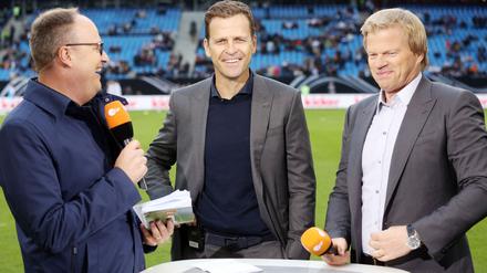 Oliver Bierhoff (M.) und Oliver Kahn (r) zählen die deutsche Mannschaft nicht zu den WM-Titelkandidaten. (Archivbild)