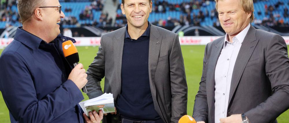 Oliver Bierhoff (M.) und Oliver Kahn (r) zählen die deutsche Mannschaft nicht zu den WM-Titelkandidaten. (Archivbild)