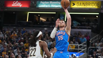 Isaiah Hartenstein (r) sammelte 14 Rebounds für Oklahoma ein.