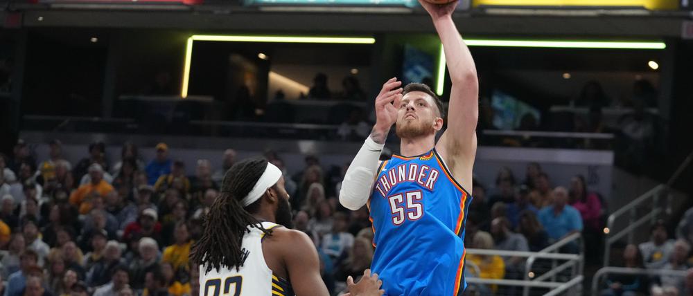 Isaiah Hartenstein (r) sammelte 14 Rebounds für Oklahoma ein.