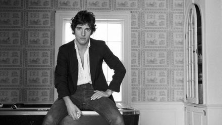 Die Musikdokumentation „Bruce Springsteen, der amerikanische Freund“ zeigt ein Bild des Künstlers im Januar 1977 zu Hause in New Jersey.