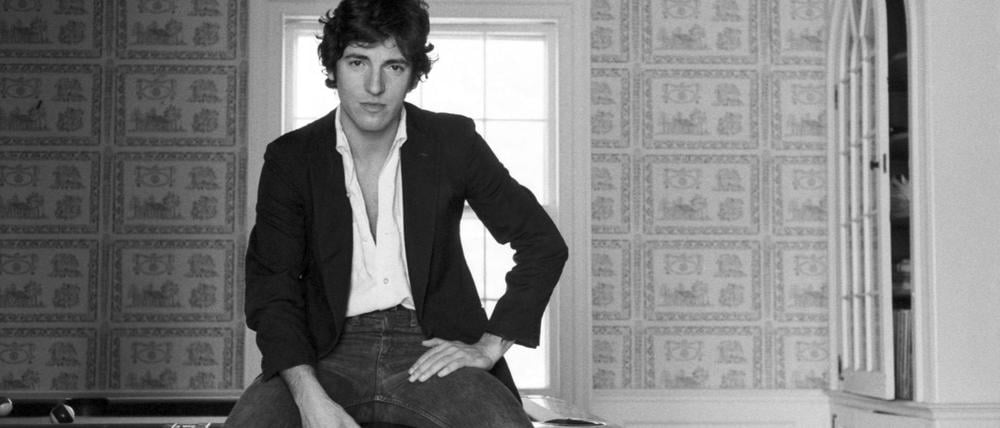 Die Musikdokumentation „Bruce Springsteen, der amerikanische Freund“ zeigt ein Bild des Künstlers im Januar 1977 zu Hause in New Jersey.