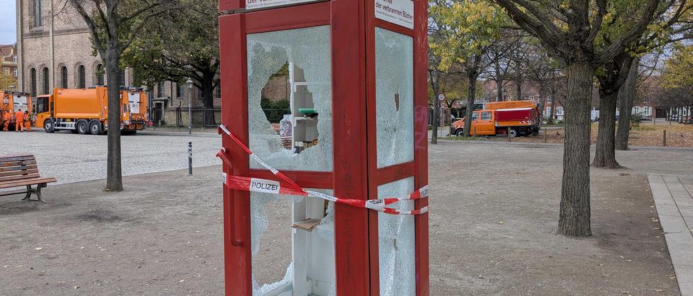 Auf dem Bassinplatz in Potsdam sind Bücher des Gedenkorts zur Bücherverbrennung von 1933 angezündet worden.