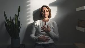 Eine Frau atmet bewusst durch: Wer sich Pausen und Ruhe gönnt, kann seine Werte verbessern.