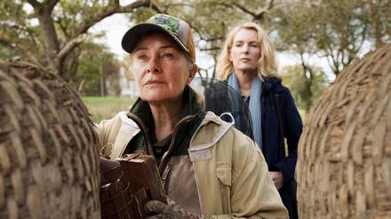 ARD/NDR TATORT: LETZTE ERNTE, am Sonntag (26.10.25) um 20:15 Uhr im ERSTEN. Charlotte Lindholm (Maria Furtwängler, r.) fühlt Biohof-Inhaberin Marlies Feldhusen (Lina Wendel, l.) auf den Zahn. © NDR/Christine Schroeder, honorarfrei - Verwendung gemäß der AGB im engen inhaltlichen, redaktionellen Zusammenhang mit genannter NDR-Sendung bei Nennung "Bild: NDR/Christine Schroeder" (S2+). NDR Presse und Information/Fotoredaktion, Tel: 040/4156-2333 oder -2305, pressefoto@ndr.de